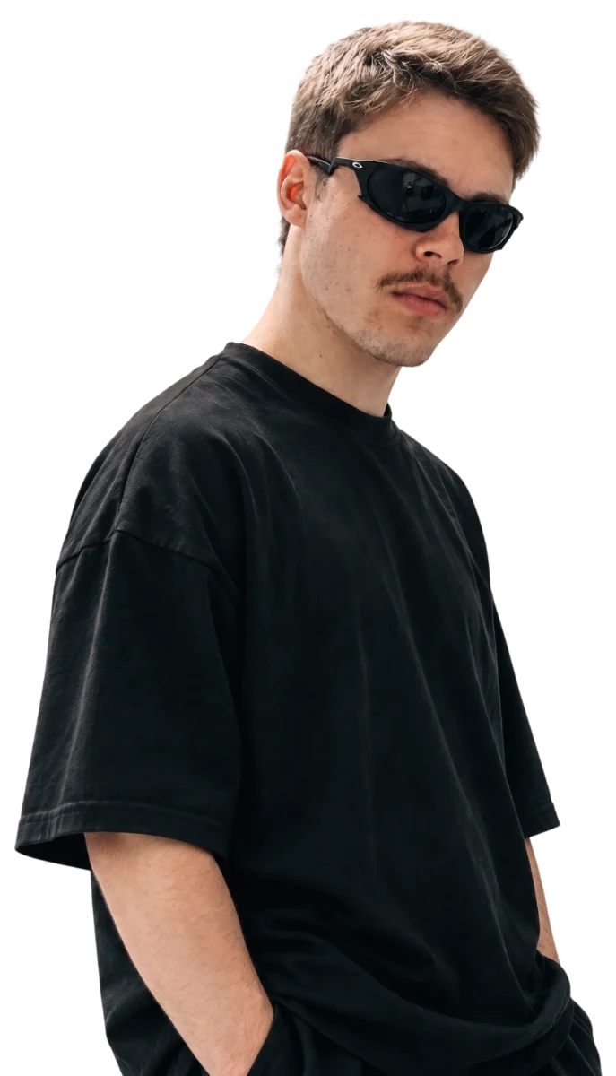 Felipe Zanata, de óculos escuros e camiseta preta